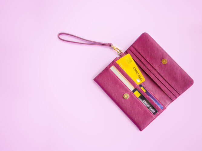 長財布と二つ折り財布はどっちがいい？女性には風水的にふたつ折り？
